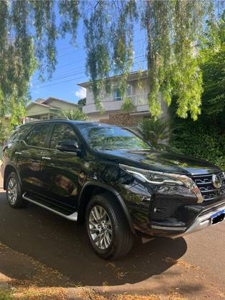 TOYOTA HILUX SW4 2.8 D-4D TURBO DIESEL SRX 7L 4X4 AUTOMÁTICO